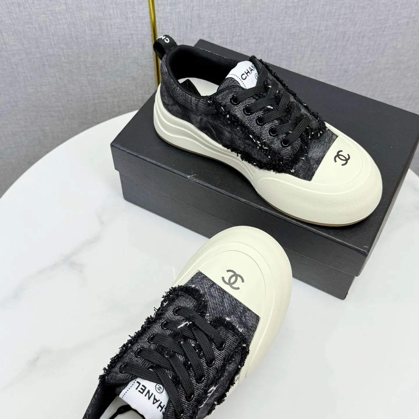 👟👟Ex-factory price 600👟👟Chanel Panda Shoes! 2025 counter's top casual sports shoes, this classic design; the upper is in the style of electric embroidery with various techniques; the outsole is fashionable and sporty; the unusual inclusion of a variety of color matching elements... The diversified mix and match is very good-looking and versatile, and can be used for leisure, fashion, sports, and outdoor... ꫛꫀꪝ Go➫ Materials: ❶Upper made of: original imported first-layer silk cowhide + original version waterproof cloth + original first-layer cowhide ❷Inner lining: Original Yangli+wang ❸ Outsole based on: Original TPU combination outsole Counter boutique packaging complete set for women 35–41